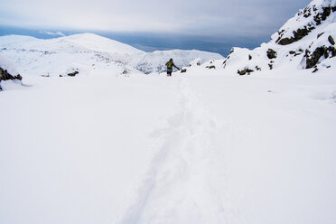 Fernansicht eines Wanderers auf einem schneebedeckten Berg gegen den Himmel - CAVF31158