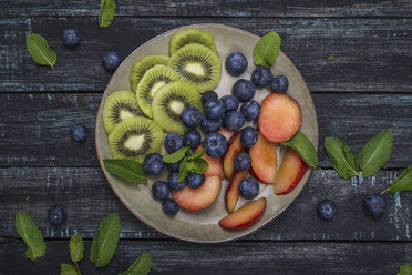Plate with blueberries and slices of kiwi and nectarine - RTBF01105