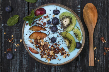 Superfood-Smoothie-Bowl mit Chiasamen, Blaubeeren, Nektarine, Kiwi und Schoko-Granola - RTBF01107