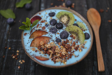 Superfood-Smoothie-Bowl mit Chiasamen, Blaubeeren, Nektarine, Kiwi und Schoko-Granola - RTBF01109