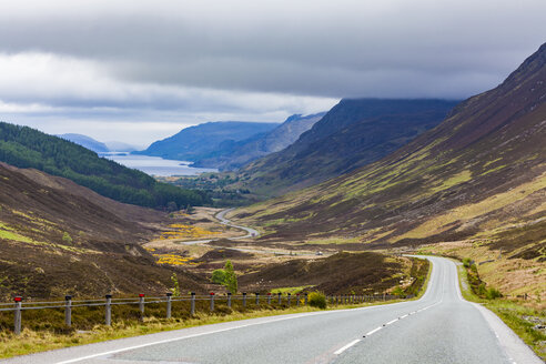 Vereinigtes Königreich, Schottland, Highland, Glen Docherty Valley, A832 road, Loch Maree - WDF04491