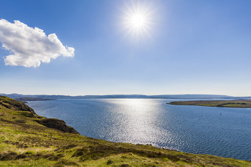 Vereinigtes Königreich, Schottland, Highland, Loch Ewe gegen die Sonne - WDF04496