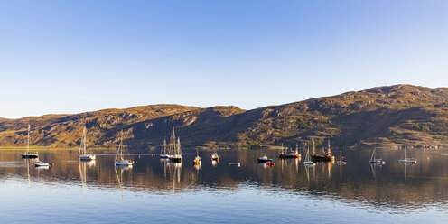 Vereinigtes Königreich, Schottland, Highland, Ullapool, Loch Broom, Fischer- und Segelboote - WDF04500