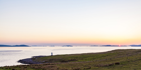 Vereinigtes Königreich, Schottland, Highland, Loch Broom, in der Nähe von Ullapool, Rhue Lighthouse bei Sonnenuntergang, lizenzfreies Stockfoto