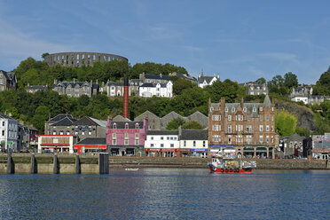 Vereinigtes Königreich, Schottland, Argyll und Bute, Oban, Küstenstadt und McCaig's Tower - LBF01870