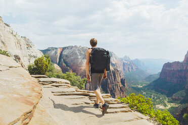 Mann beim Wandern im Zion National Park - FOLF03619