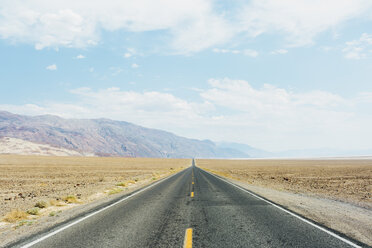 Leere Straße im Death Valley National Park - FOLF03623