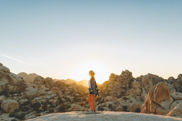 Frau steht auf Felsen im Joshua Tree National Park - FOLF03628