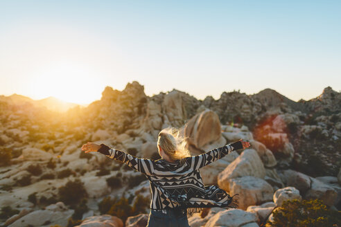 Frau mit ausgebreiteten Armen im Joshua Tree National Park - FOLF03629