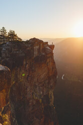 Mann steht am Rande eines Felsens im Yosemite National Park - FOLF03634