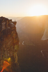 Mann im Yosemite-Nationalpark am Rande eines Felsens stehend - FOLF03635