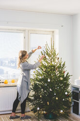 Frau schmückt Weihnachtsbaum - FOLF03648