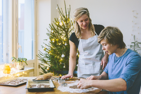 Ehepaar bereitet Weihnachtsplätzchen vor, lizenzfreies Stockfoto