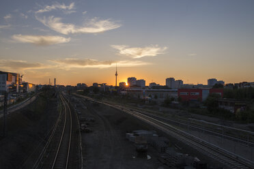 Eisenbahngleis im Sonnenuntergangslicht - FOLF03673