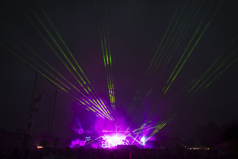 Laserstrahlen auf der Bühne eines Popkonzerts - FOLF03682