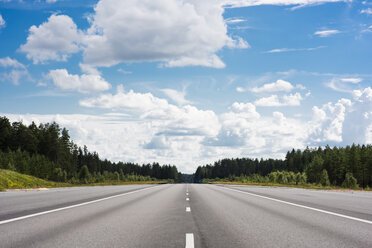 Blauer Himmel über der Straße in Lieto, Finnland - FOLF03695