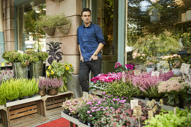 Blumenhändlerin vor dem Eingang eines Blumenladens - FOLF03697