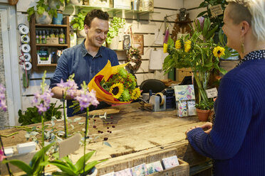 Floristen, die in einem Blumenladen arbeiten - FOLF03700