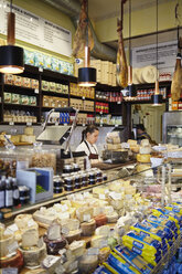 Woman working in store - FOLF03719