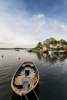 Ruderboot und Wasserfront im Hintergrund - FOLF03756