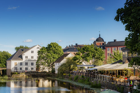 Häuser und Cafe am Teich in Uppsala, Schweden - FOLF03770