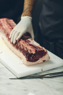 Fleischer bei der Fleischzubereitung - FOLF03814