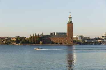 Stockholmer Rathaus mit Fluss im Vordergrund - FOLF03818