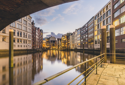 Deutschland, Hamburg, Nikolai-Flotte im Abendlicht, lizenzfreies Stockfoto