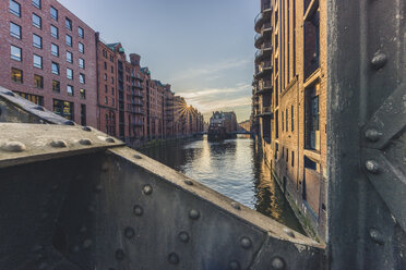 Deutschland, Hamburg, Speicherstadt, Blick von der Poggenmuhlenbrücke zum Wasserschloss bei Sonnenuntergang - KEBF00775