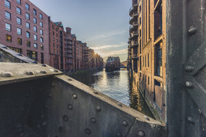 Deutschland, Hamburg, Speicherstadt, Blick von der Poggenmuhlenbrücke zum Wasserschloss bei Sonnenuntergang - KEBF00775