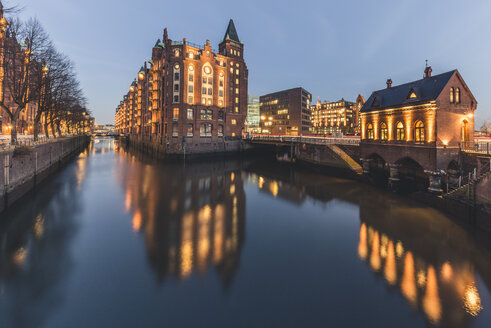 Deutschland, Hamburg, Speicherstadt, beleuchtetes Gebäude Fleetschloesschen am Abend - KEBF00776