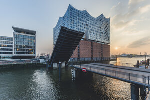 Deutschland, Hamburg, Offene Brücke Am Kaiserkai, Elbphilharmonie bei Sonnenuntergang - KEBF00777