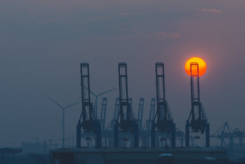 Deutschland, Hamburg, Hamburger Hafen bei Sonnenuntergang - KEBF00779