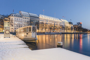 Germany, Hamburg, Inner Alster Lake and tourboat in winter - KEBF00781