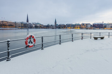 Deutschland, Hamburg, Blick auf den Jungfernstieg, zugefrorene Binnenalster am Abend - KEBF00784