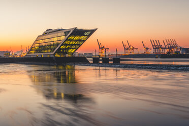 Deutschland, Hamburg, Dockland, modernes Bürogebäude bei Sonnenaufgang - KEBF00788