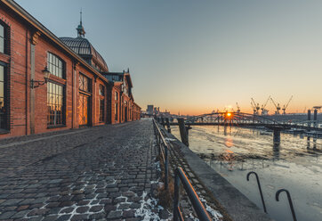 Deutschland, Hamburg, Altona, Fischmarkthalle bei Sonnenaufgang - KEBF00790