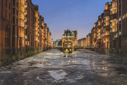 Deutschland, Hamburg, Speicherstadt, Wasserschloss, Elbe und Treibeis im Winter - KEBF00792