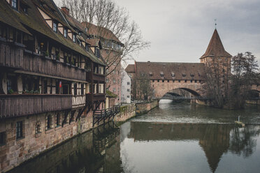 Deutschland, Bayern, Nürnberg, Altstadt, Hallertorbrücke, Pegnitz - KEBF00794