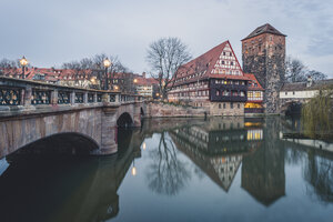 Deutschland, Bayern, Nürnberg, Blick von der Maxbrücke auf Weinstadel und Henkerhaus - KEBF00796