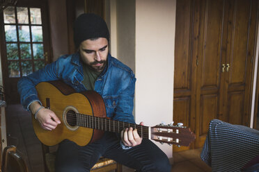 Junger Mann spielt zu Hause Gitarre - AFVF00371