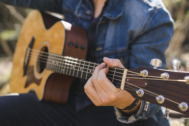 Nahaufnahme eines Gitarre spielenden Mannes im Freien - AFVF00378