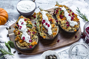 Gefüllte Aubergine, Bulgur, Kürbis, Granatapfel, Zucchini, Rosmarin, Tzaziki, Minze, Gemüse - SARF03631