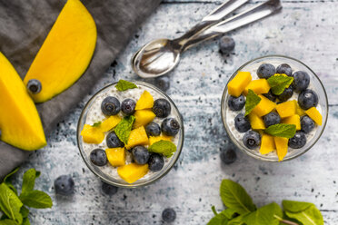 Zwei Gläser Chia-Pudding mit Mango und Heidelbeeren - SARF03632