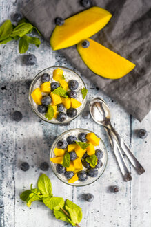 Zwei Gläser Chia-Pudding mit Mango und Heidelbeeren - SARF03634