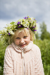 Porträt eines Mädchens mit Blumen - FOLF03851