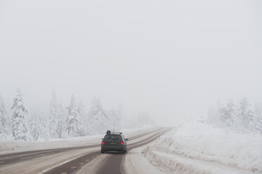 Auto auf der Straße im Winter - FOLF03854