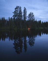 Ruhiger See in der Abenddämmerung - FOLF03884