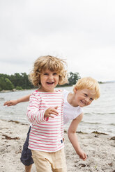 Mädchen und Junge am Strand - FOLF03892