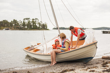 Familie mit Kind mit Schwimmwesten auf einem Segelboot - FOLF03896